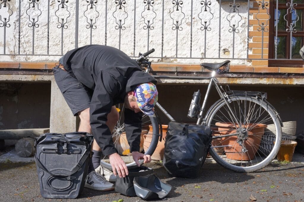 Sackenpacken für eine Fahrradtour