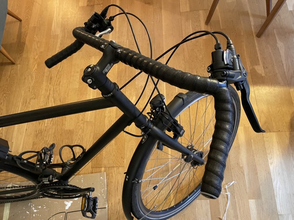 Das Trekkingrad mit neuem Lenkerband