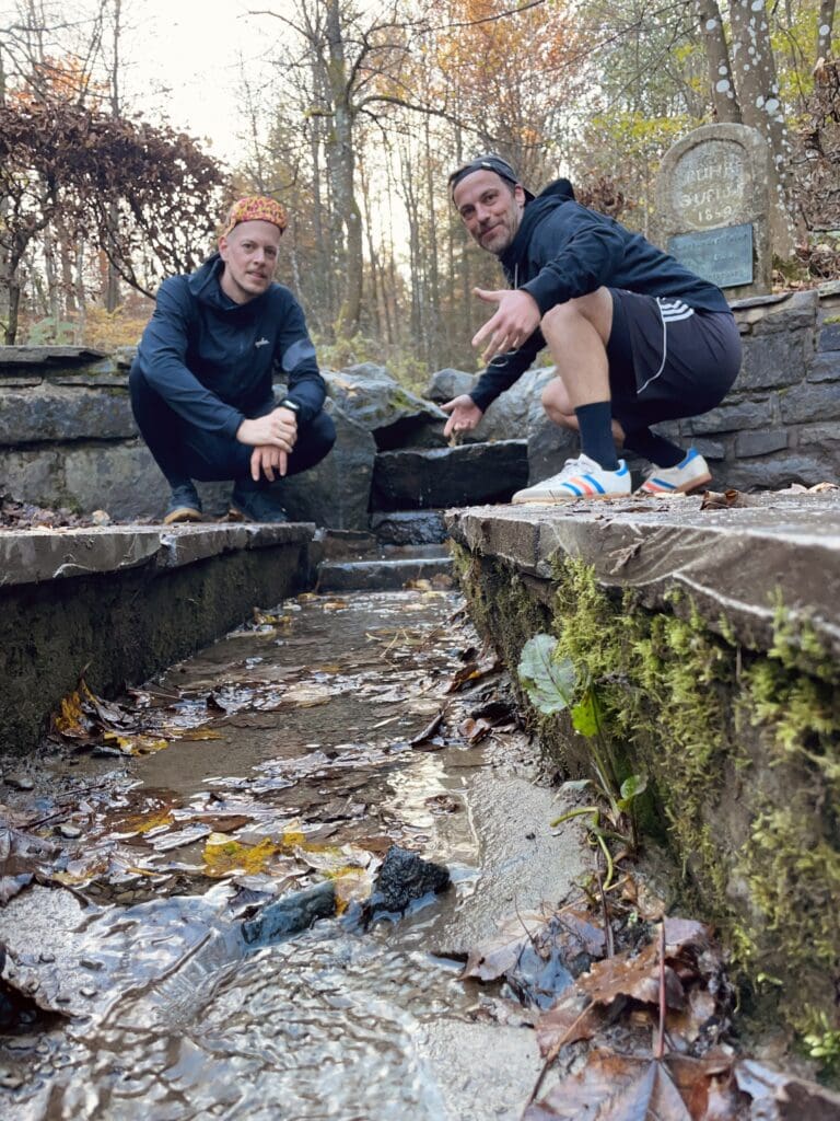Henrik und Bastian an der Ruhrtalquelle